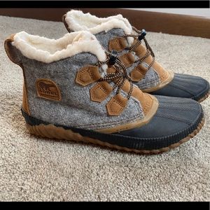New Sorel Youth Out N About boots size 6